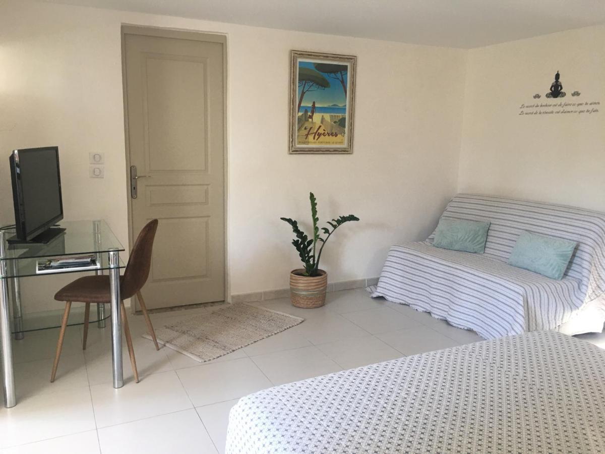 Appartement dans la colline Belgentier Extérieur photo