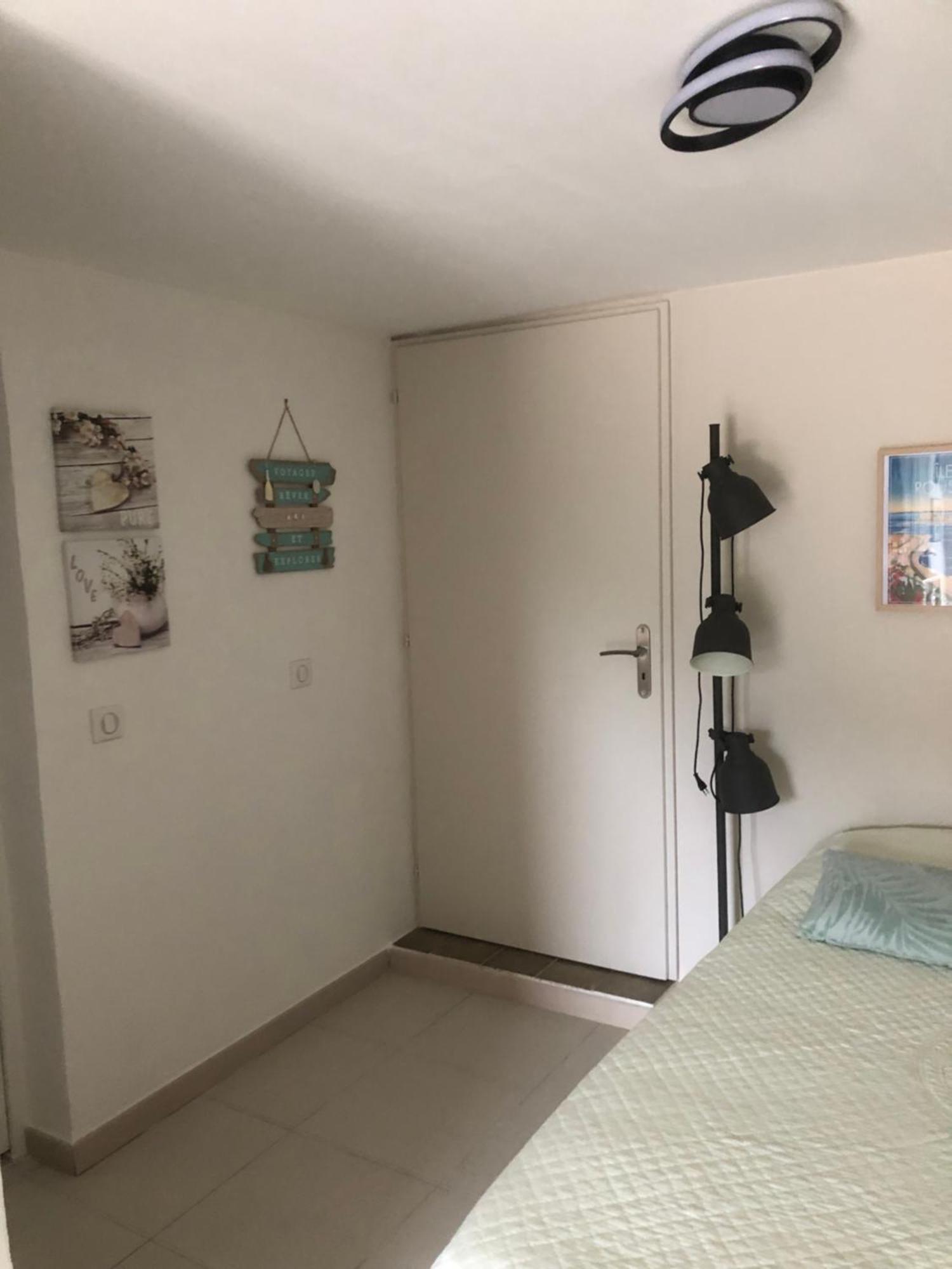 Appartement dans la colline Belgentier Extérieur photo