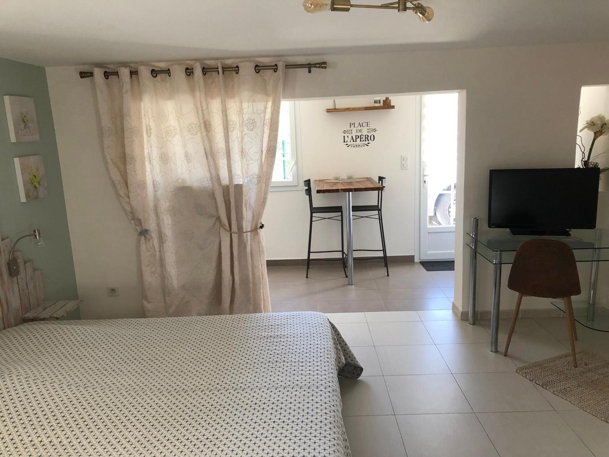 Appartement dans la colline Belgentier Extérieur photo