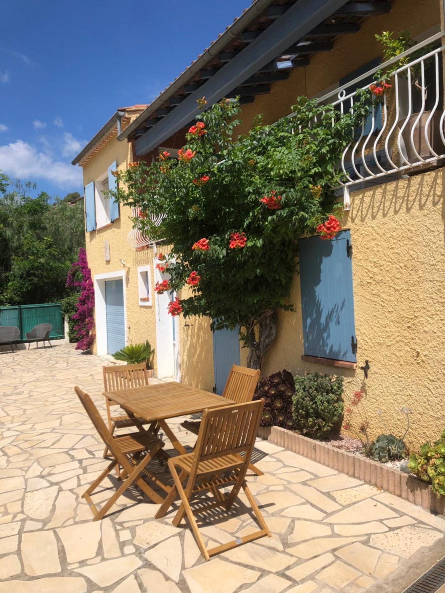 Appartement dans la colline Belgentier Extérieur photo
