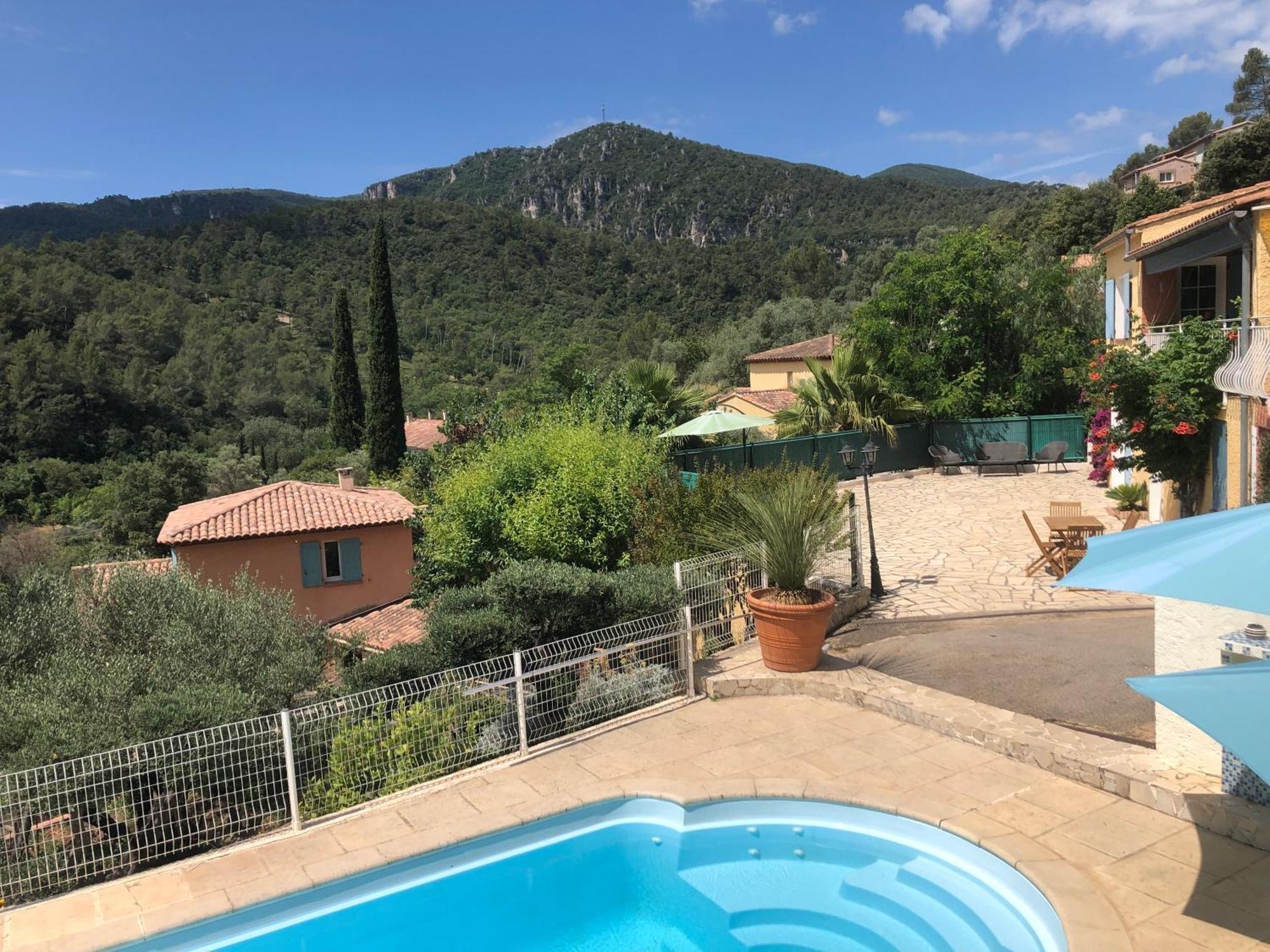 Appartement dans la colline Belgentier Extérieur photo