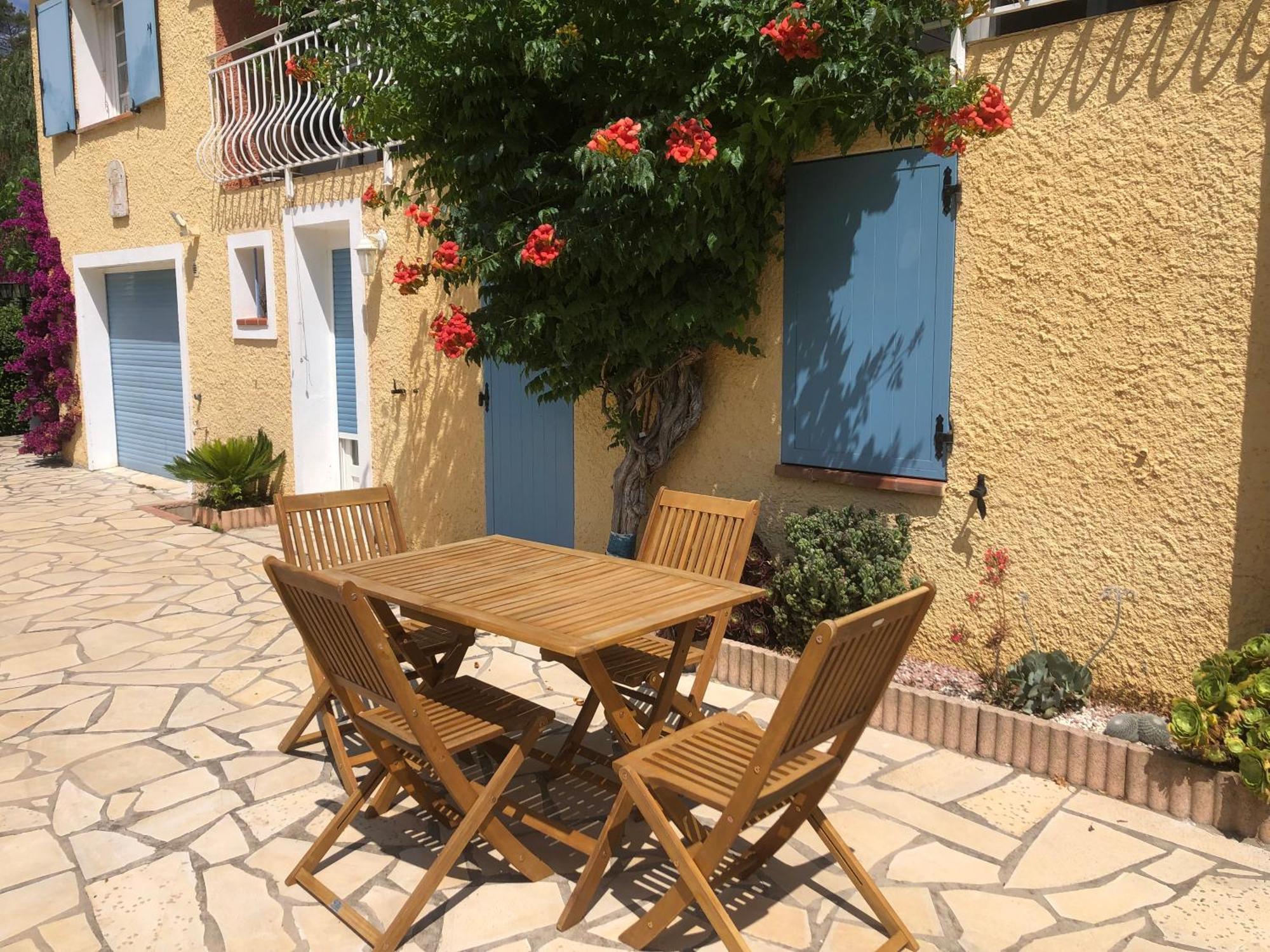 Appartement dans la colline Belgentier Extérieur photo